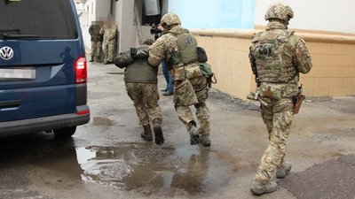 "Терористи" взяли в заручники охорону: у Черкасах СБУ провела навчання "Терористи" взяли в заручники охорону: у Черкасах СБУ провела навчання