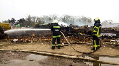 У Кропивницькому майже добу гасять пожежу на сміттєзвалищі