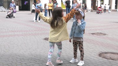 В Івано-Франківську вуличний барабанщик 10% свого заробітку відправляє на ЗСУ В Івано-Франківську вуличний барабанщик 10% свого заробітку відправляє на ЗСУ