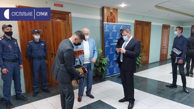 Біля апеляційного суду Сум зібрався мітинг через розгляд апеляції щодо запобіжного ексдиректору СНВО Біля апеляційного суду Сум зібрався мітинг через розгляд апеляції щодо запобіжного ексдиректору СНВО
