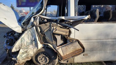 У Комунарському районі Запоріжжя маршрутка потрапила в ДТП У Комунарському районі Запоріжжя маршрутка потрапила в ДТП