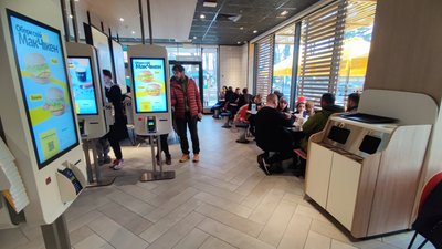 У яремчанському McDonald’s працюють орієнтовно 50 людей У яремчанському McDonald’s працюють орієнтовно 50 людей