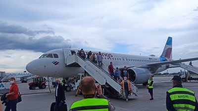 Пасажири виходять з літака Пасажири виходять з літака