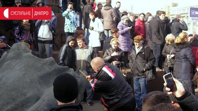 6 років тому в центрі Дніпра повалили пам’ятник Леніну. Як це було (ФОТО)