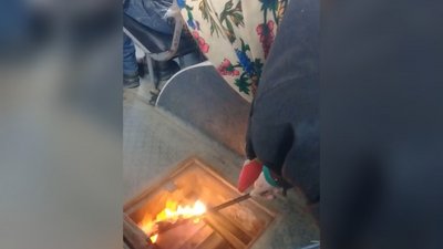 У Чернівцях водійка відігрівала тролейбус факелом. В управлінні прокоментували інцидент