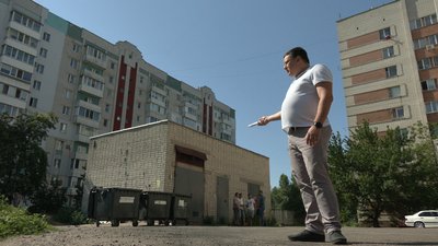Сморід у квартирах: у Черкасах мешканці багатоповерхівки просять перенести сміттєві баки