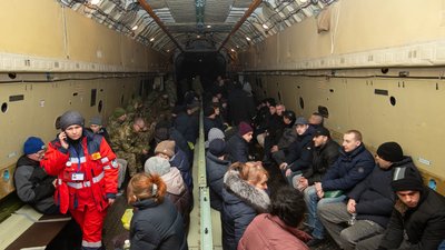 Літак зі звільненими з полону українцями вилетів у "Бориспіль"