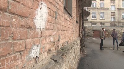 У тернопільському будинку три роки протікає труба