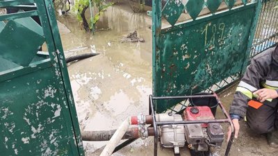 На Одещині внаслідок негоди затопило будинки: рятувальники відкачують воду