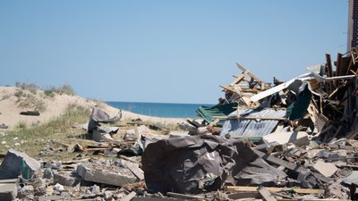 Знищені дачі та дитина в епіцентрі вибуху: що відомо про обстріл бази відпочинку на Одещині. Фоторепортаж Знищені дачі та дитина в епіцентрі вибуху: що відомо про обстріл бази відпочинку на Одещині. Фоторепортаж