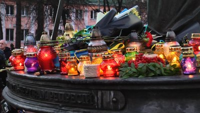 У Хмельницькому вшанували пам'ять жертв Голодомору. У Хмельницькому вшанували пам'ять жертв Голодомору.