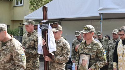 Дражнили Гномом, а він став титаном і тримав небо: черкащани попрощалися із Максиміліаном Склянським Дражнили Гномом, а він став титаном і тримав небо: черкащани попрощалися із Максиміліаном Склянським