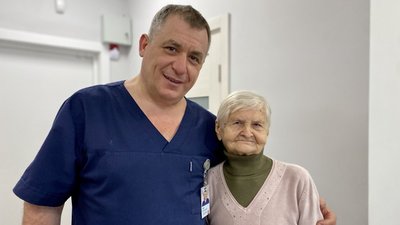 5 років вживала знеболювальні. У Львові прооперували 78-річну жінку з рідкісною патологією