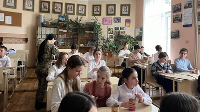 В Ужгороді школярі разом з прикордонниками виготовляли окопні свічки В Ужгороді школярі разом з прикордонниками виготовляли окопні свічки