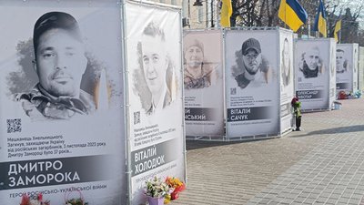 На нових конструкціях розміщують банери вісьмох загиблих військових, замість чотирьох, 2 лютого 2024. Фото: Суспільне Хмельницький На нових конструкціях розміщують банери вісьмох загиблих військових, замість чотирьох, 2 лютого 2024. Фото: Суспільне Хмельницький