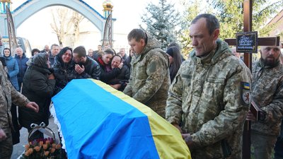 На Закарпатті попрощалися із полеглим захисником Михайлом Бадзо На Закарпатті попрощалися із полеглим захисником Михайлом Бадзо