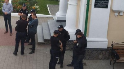 Поліція біля церкви Поліція біля церкви