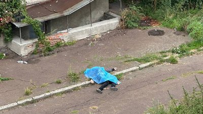 смерть, тіло, помер, поліція, надзвичайна особа, двір багатоповерхівки