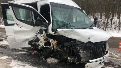 В аварії на виїзді з Тернополя травмувалися четверо людей В аварії на виїзді з Тернополя травмувалися четверо людей