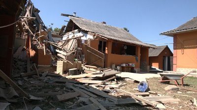 На Івано-Франківщині ремонтують будинок, в який влучив уламок російської ракети На Івано-Франківщині ремонтують будинок, в який влучив уламок російської ракети