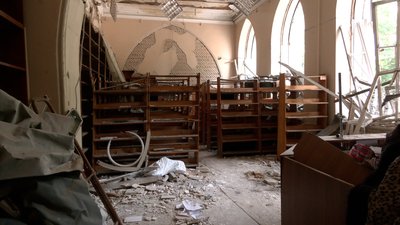 Розбомблена бібліотека всередині Розбомблена бібліотека всередині