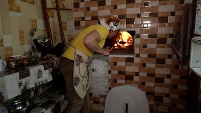 "Щоб солдат відчув тепло дому": як на Новгород-Сіверщині волонтерки печуть паски для бійців "Щоб солдат відчув тепло дому": як на Новгород-Сіверщині волонтерки печуть паски для бійців