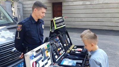 У Вінниці школярам про свою прорфесію розповіли поліцейські та рятувальники У Вінниці школярам про свою прорфесію розповіли поліцейські та рятувальники