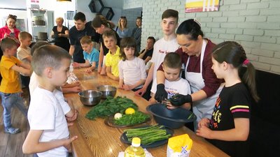 Майстер-клас місцевої кухні: у Вінниці діти-переселенці вчилися готувати Майстер-клас місцевої кухні: у Вінниці діти-переселенці вчилися готувати
