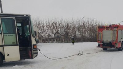 За добу волинські рятувальники витягли із заметів автобус з пасажирами та вантажівку