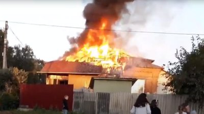 На Сумщині близько двох годин гасили пожежу в будинку на п’ять квартир (ВІДЕО)