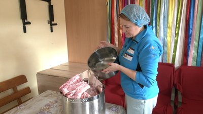 У селі на Франківщині волонтери виготовили та передали на фронт понад шість тисяч банок тушкованки У селі на Франківщині волонтери виготовили та передали на фронт понад шість тисяч банок тушкованки