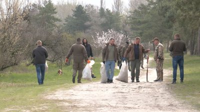 РИБІНСПЕКТОРИ ПРИБИРАЮТЬ БЕРЕГ ДНІПРА