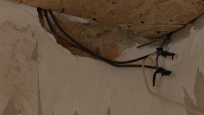 Лучанка 8 місяців не може отримати компенсацію на відновлення житла після обстрілу РФ Лучанка 8 місяців не може отримати компенсацію на відновлення житла після обстрілу РФ