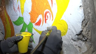 Діти разом із батьками розмалюють сховище у підвалі одного з житлових будинків Житомира Діти разом із батьками розмалюють сховище у підвалі одного з житлових будинків Житомира