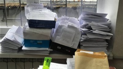 Ленінський райсуд Кропивницького не може надіслати повістки поштою. Не мають марок та конвертів