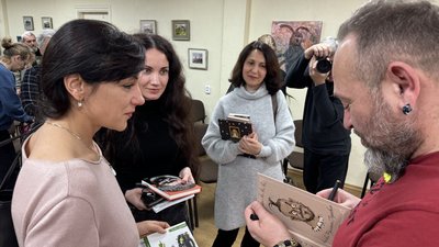 Руслан Горовий представив у Кропивницькому нову збірку оповідань "Скабки" Руслан Горовий представив у Кропивницькому нову збірку оповідань "Скабки"