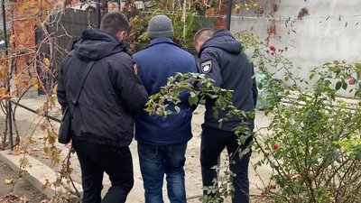 Забив кулаками чоловіка та порізав скальпелем жінку: жителя Одещини підозрюють у подвійному вбивстві