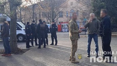 Розбите скло, двоє затриманих та травмовані: як пройшла акція у Чорноморську Розбите скло, двоє затриманих та травмовані: як пройшла акція у Чорноморську