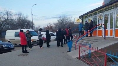 У Херсоні черги біля банкоматів та магазинів У Херсоні черги біля банкоматів та магазинів