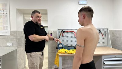 У Львові 24-річному захиснику встановили біонічний протез руки