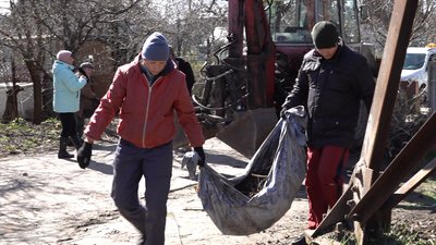 Частіше провідуйте рідних: кладовища прибирають до поминальних днів Частіше провідуйте рідних: кладовища прибирають до поминальних днів