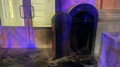 Поштомат Укрпошти, який згорів унаслідок підпалу