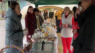 Волонтери в Тернополі продавали солодощі і квіти, щоб зібрати гроші на лікування хлопчика