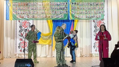 На Житомирщині дітям загиблих військових вручили срібні кулони "Батьківське серце" На Житомирщині дітям загиблих військових вручили срібні кулони "Батьківське серце"