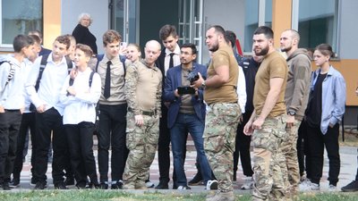 Військові навчали дітей управляти дронами Військові навчали дітей управляти дронами