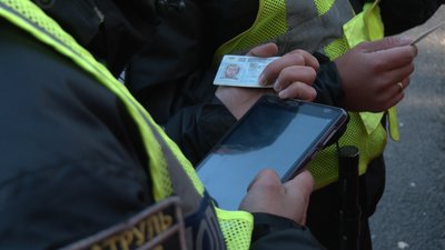 На Черкащині зупиняють водіїв, які їздять з вимкненими фарами На Черкащині зупиняють водіїв, які їздять з вимкненими фарами