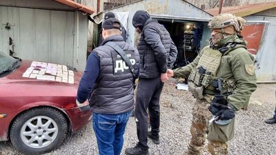 Погрожували вбивством: двох закарпатців підозрюють у вимаганні неіснуючого боргу