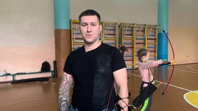 Переселенець у Тернополі організував заняття зі стрільби з лука