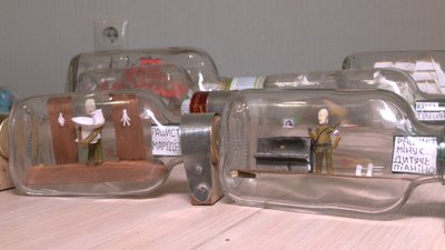 Волинянин створює в пляшках мініатюри про війну