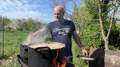 волонтер Дмитро, годування тварин, Херсон волонтер Дмитро, годування тварин, Херсон